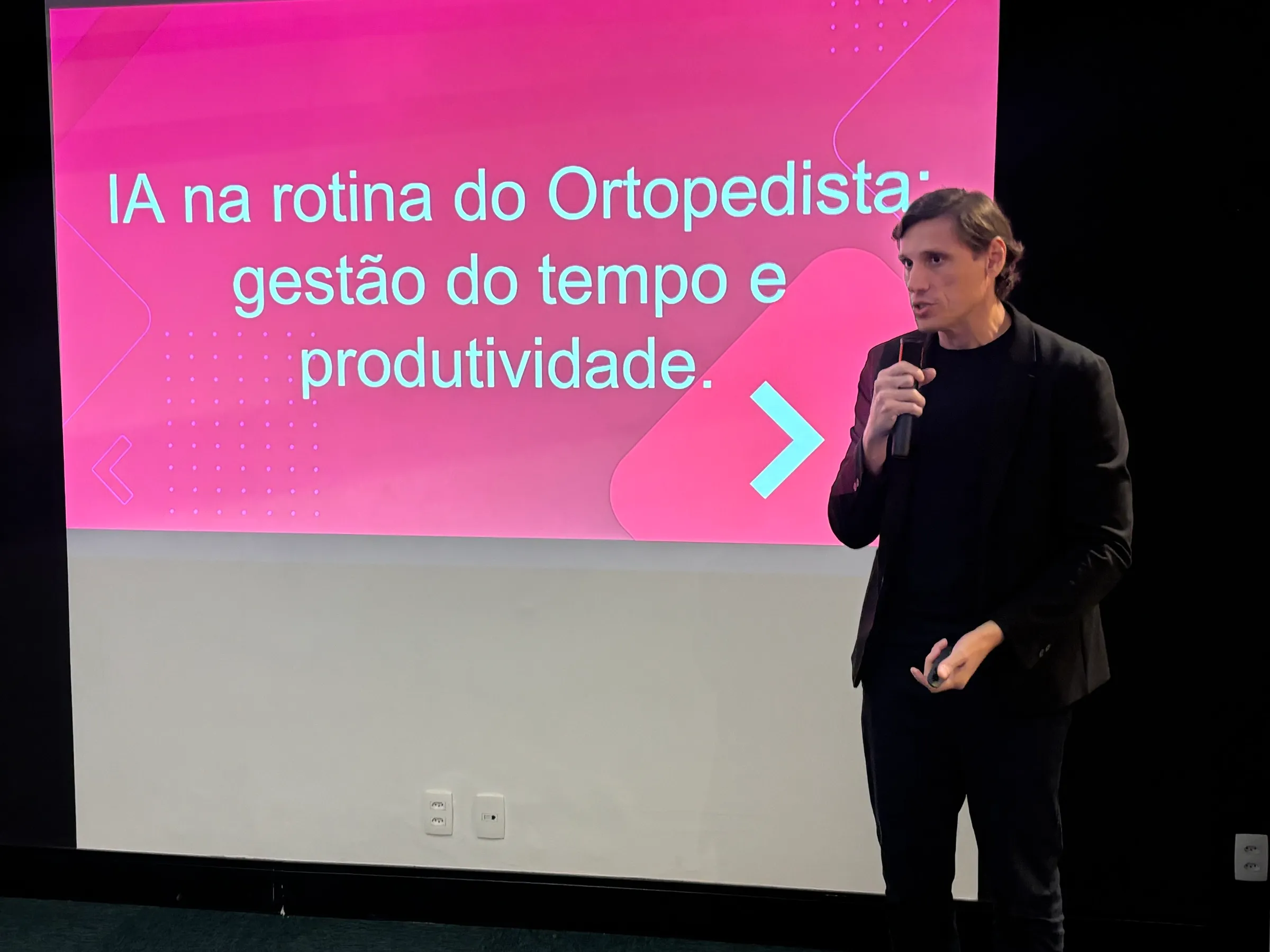 Daniel Monteiro palestrando com microfone